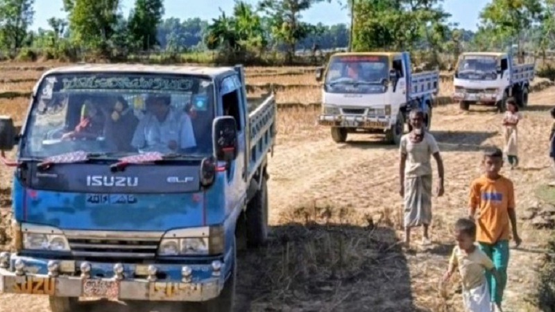 অবৈধ ডাম্পার-পিকআপে মাটি,বালু ও গাছ পরিবহন;উজাড় হচ্ছে পাহাড়-বনাঞ্চল,বাড়ছে প্রাণহানি